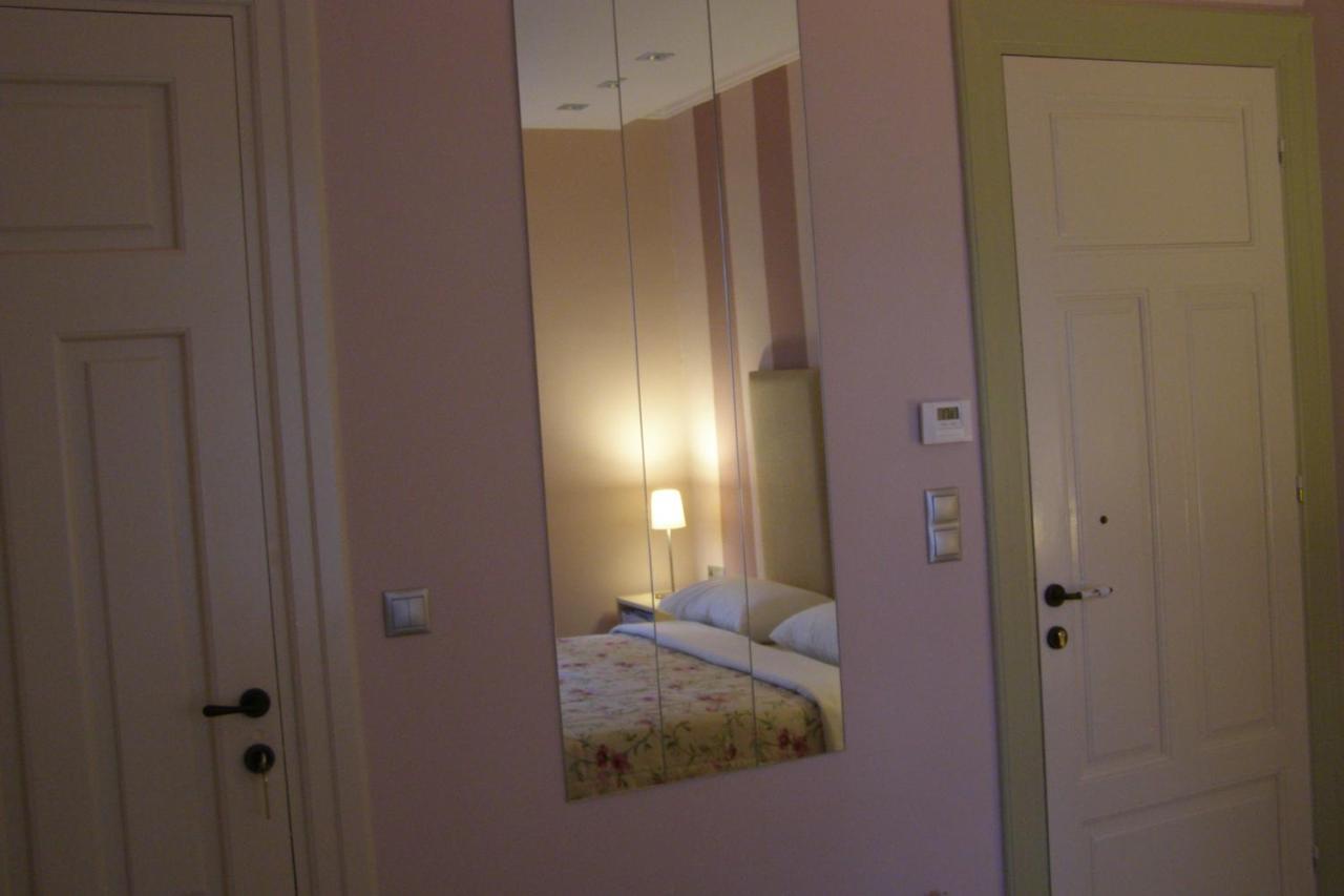 Room "Butterfly" In A Neoclassical House カストリア エクステリア 写真